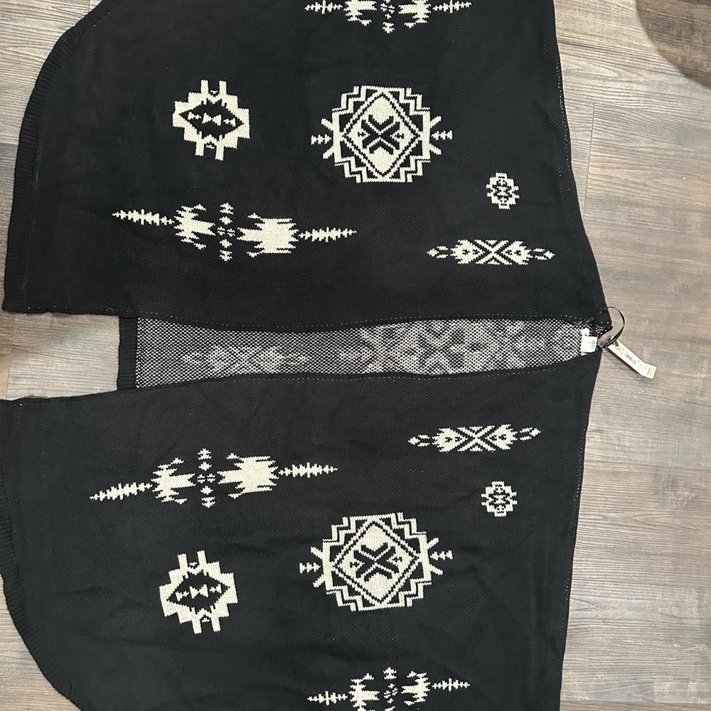 Ariat Delta Poncho Black and White Knit Sweater